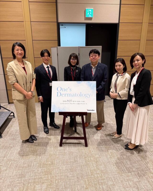 .
先日、マルホ株式会社主催の講演会One’s Dermatologyにパネリストとして参加させて頂きました。

昨年度の会ではとても学ぶことが多く、それ以降当院でもたくさんの取り組みを行って参りましたが、今回はパネリストとして、当院での取り組みと成果に関してお話しさせて頂きました。

主に開業5年未満のドクターが集まり、新米開業医ならではの日頃の悩みを話し合い、また10年以上第一線でご活躍されている開業医の諸先輩方のお話を直接伺い、普段なかなか聞くことのできない工夫や考え方について情報交換できる貴重なセミナーでした。

スタッフ教育やクリニック経営など、日々の診療に直結する幅広いテーマについて学ばせていただきました。

同じ皮膚科クリニックを運営されている先生方のお話には共感することや新たな気づきも多く、とても充実した時間となりました。

今回得た学びを、明日からの診療やクリニックづくりに少しずつ活かしていきたいと思います。

ご登壇された先生方、関係者の皆様、ありがとうございました✨

#皮膚科
#美容皮膚科
#皮膚科専門医
#クリニック経営
#One’s Dermatology
#大阪皮膚科